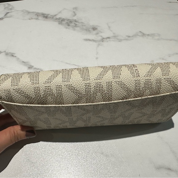 Michael Kors Wallet - Picture 8 of 11